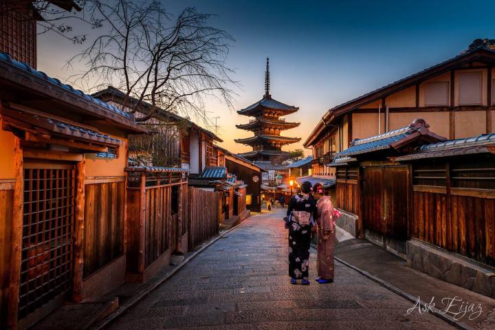 Evening on the Higashiyama lanes, Kyoto